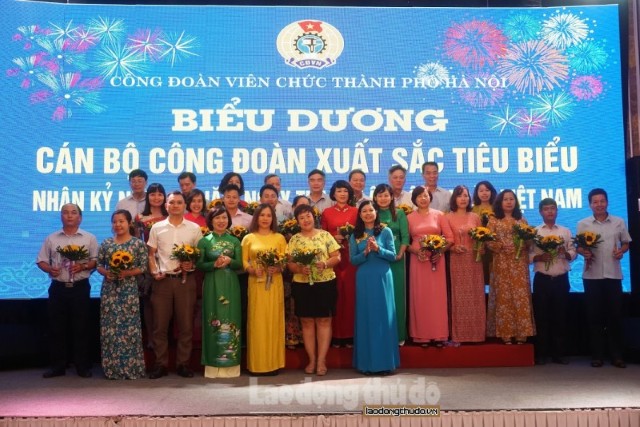 02 nữ công đoàn cơ quan Văn phòng HĐND TP được khen thưởng 